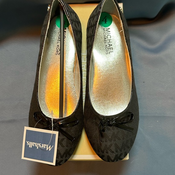 Michael Kors Girls’ Ballet Flats – Size 4 (Youth)
✨ Brand New in Box - Picture 1 of 5